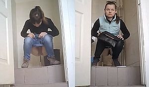 Молодые девки писают передом к спрятанной камере