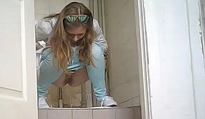 Медсестра практикантка писает в туалете больницы