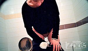 Не замечая две камеры девушка писает в сортире