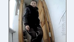 Молодая цыпочка писает в туалете видом сзади