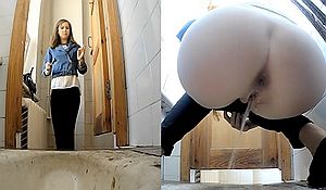 Девушка справляет нужду в общественной уборной