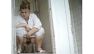 Толстушка какает перед камерой в туалете для женщин