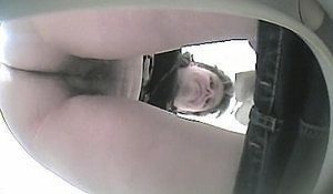 Скрытая камера в унитазе бабского сортира