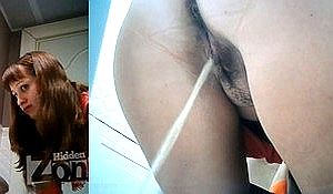 Шикарный писсинг девушки не заметившей в туалете камеру