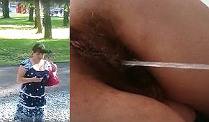 Брюнетка писает в биотуалете