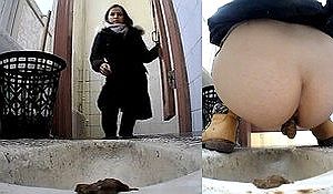 Подловили и сняли на камеру какающую девушку