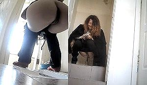 Девки какают в туалете