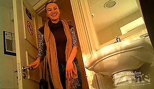 Скрытая камера в туалете крупно снимает вагину писающей девки