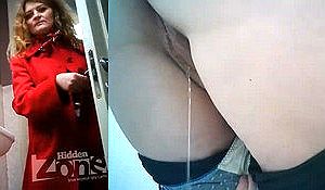 Камера в женском туалете засняла двух зассанок