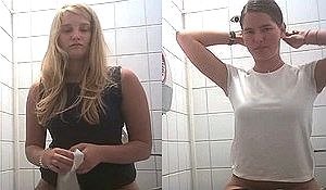 Писающих девушек в туалете снимают на камеру передним планом