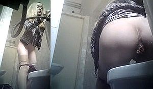 Блондинка просралась в общественном туалете