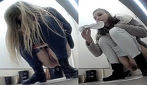 Парни подсматривают за однокурсницами в туалете