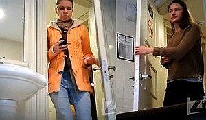 Камера подсмотрела за молодыми девками в туалете