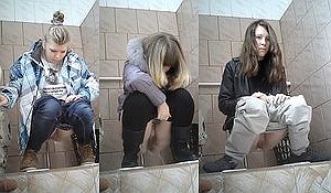 Разместили камеру в женском туалете