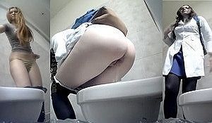 Извращенец подглядывает в туалете за девками