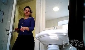 Три сюжета с писающими женщинами в туалете