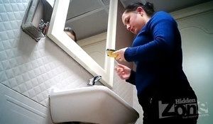 Нарезка подглядывания за зассанками в общественном туалете