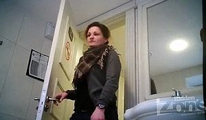 Девица в туалете мастурбирует а потом писает