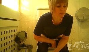 Женщину зашедшую пописать в туалет засняли на камеру с двух сторон