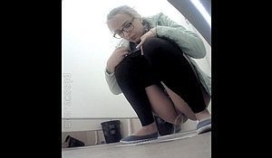 Молодуха в очках спалилась во время писсинга в туалете