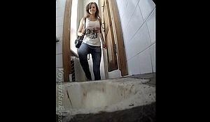 Скрытая камера засняла двух зассанок с красивыми попками