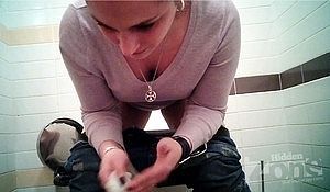 Брюнетка спалила свою писающую щелку крупным планом