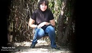 Девки писают на улице не замечая скрытую камеру