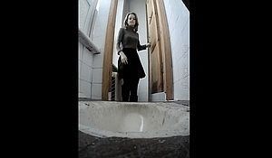 Нарезка видео снятое в женском туалете