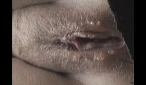 Девушки испражняются в туалете на пляже