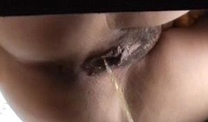 В пляжном туалете писающие девушки вид снизу