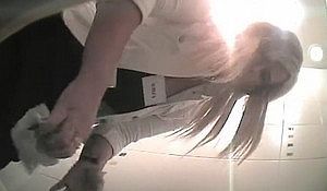 Снимают ссущих дамочек из унитаза