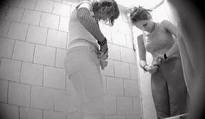 Девочки писают в туалете ночного клуба