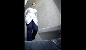 Дамочки писают в туалете поликлиники