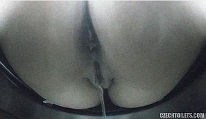 Писающих студенток снимают скрытой камерой из унитаза