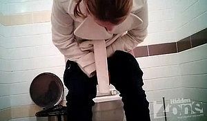 Писают в туалете, и попадают на скрытую камеру