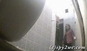 Spy2wc 45 - схоронили скрытую камеру в туалете ночного клуба