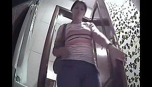 Девушки писают не зная о скрытой камере в туалете (VoyeurBank)