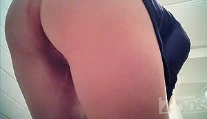 Видос снятый скрытой камерой в женском туалете