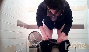 Писают и не подозревают о скрытой камере