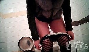 Девушки ссут в сортире перед скрытой камерой