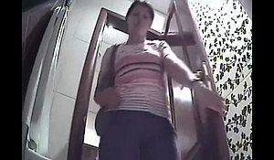 Женщины писают в туалете - скрытая камера