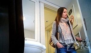 С двух камер подглядывают за брюнеткой в туалете