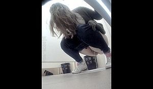 В туалете техникума подглядывают за писающими девками