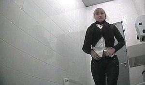 Молодая стоя раком в сортире засветила перед камерой свою щелку