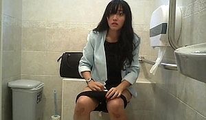 Сидя на унитазе девка заметила снимающую камеру