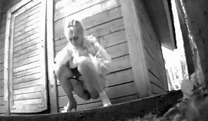 Стройные девицы поссали возле туалета