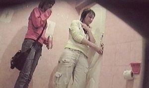 Две подружки зашли в туалет пописать