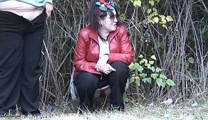 Скрытой камерой снимают писающих девушек на пустыре