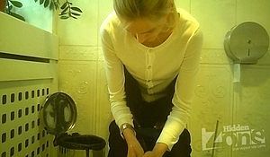 Молодую блондинку во время посещения туалета засняли на скрытую камеру