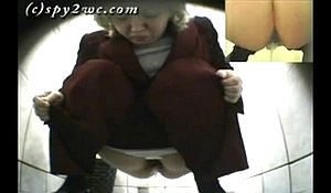 Посетительниц женского туалета снимают на скрытую камеру